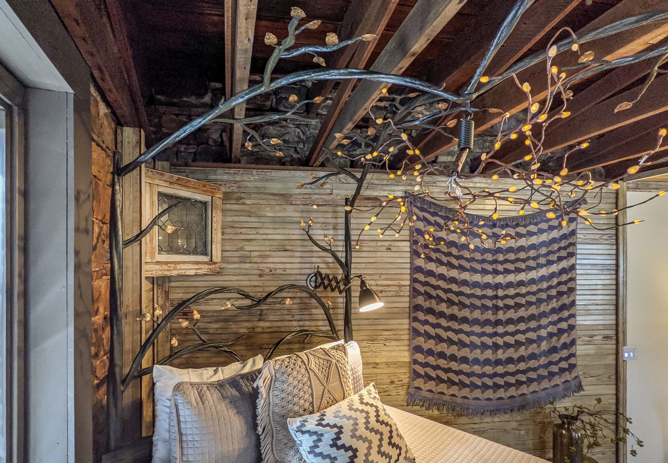 Apartment in Mountain View - The Ivy Nest ~ bohemian loft at town square