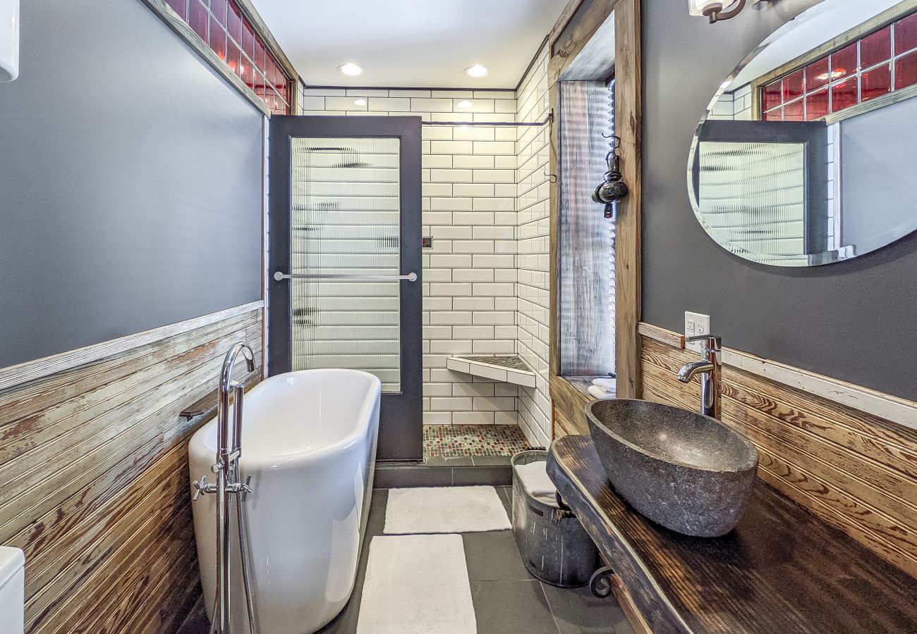 Apartment in Mountain View - The Ivy Nest ~ bohemian loft at town square