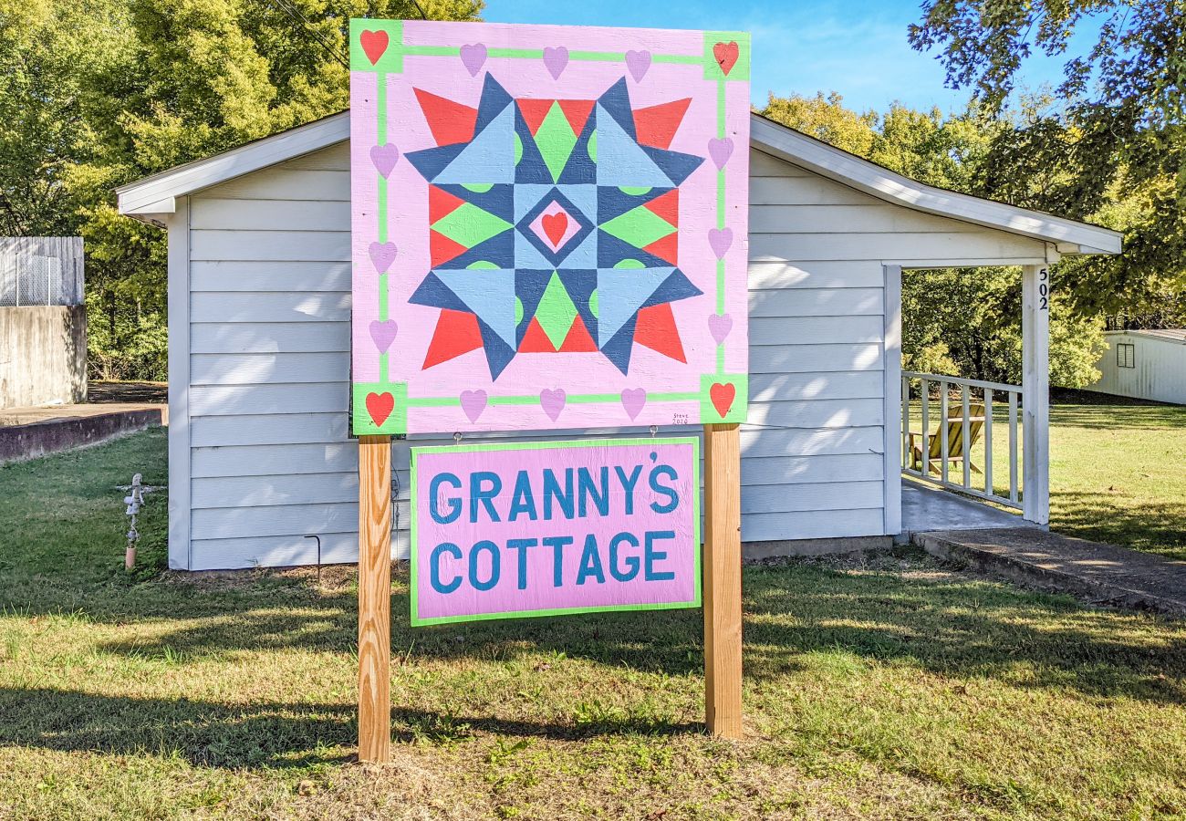 Cottage in Mountain View - The Granny Cottage ~ on Main Street