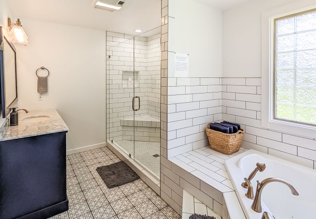 House in Mountain View - John Thomas Farmhouse ~ secluded valley + creek House in Mountain View - John Thomas Farmhouse ~ secluded valley + creek