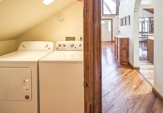 House in Mountain View - John Thomas Farmhouse ~ secluded valley + creek House in Mountain View - John Thomas Farmhouse ~ secluded valley + creek