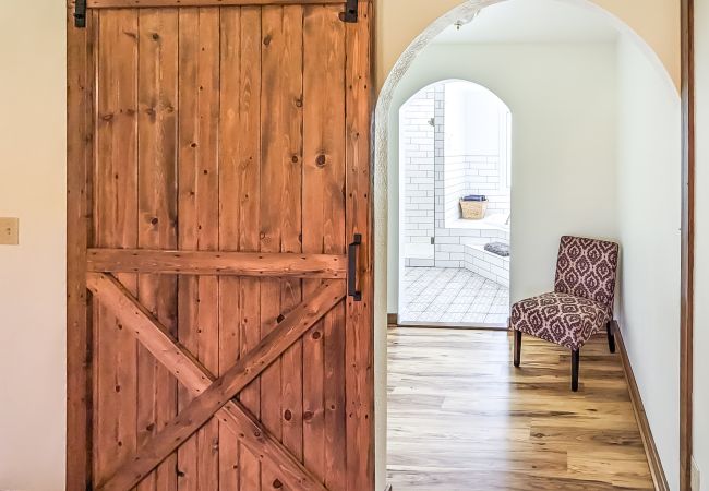 House in Mountain View - John Thomas Farmhouse ~ secluded valley + creek House in Mountain View - John Thomas Farmhouse ~ secluded valley + creek