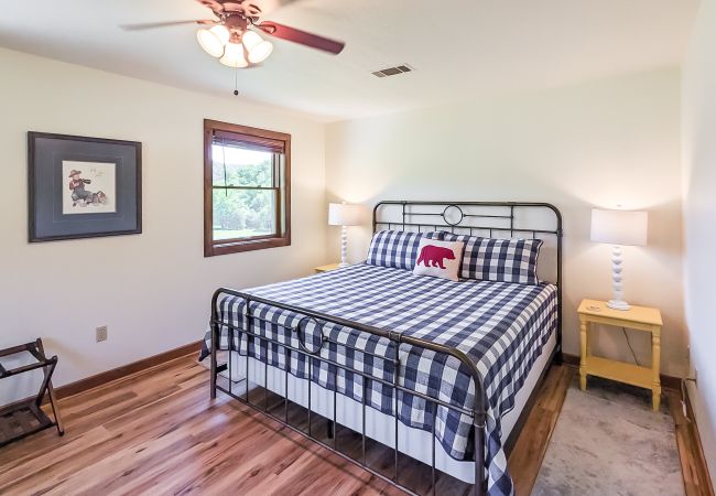 House in Mountain View - John Thomas Farmhouse ~ secluded valley + creek House in Mountain View - John Thomas Farmhouse ~ secluded valley + creek