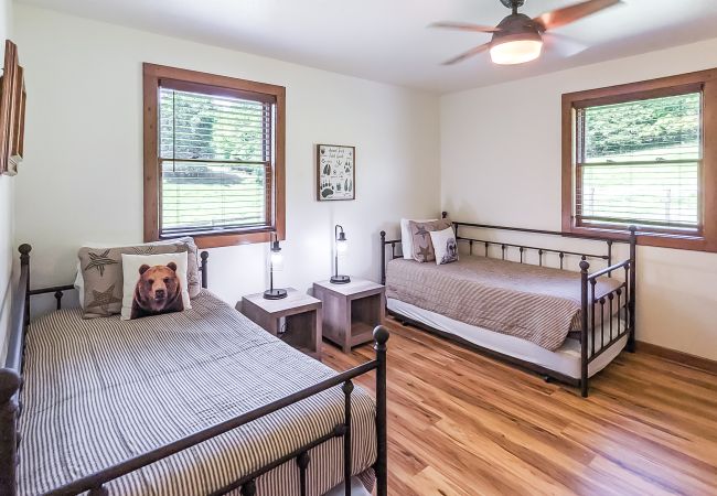 House in Mountain View - John Thomas Farmhouse ~ secluded valley + creek House in Mountain View - John Thomas Farmhouse ~ secluded valley + creek