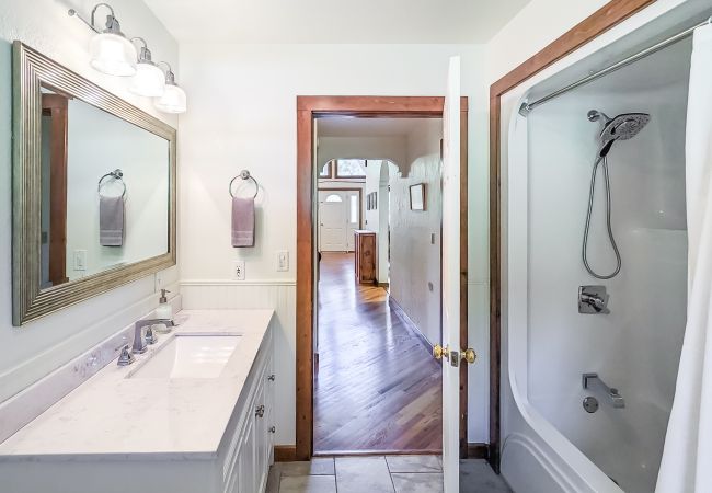 House in Mountain View - John Thomas Farmhouse ~ secluded valley + creek House in Mountain View - John Thomas Farmhouse ~ secluded valley + creek