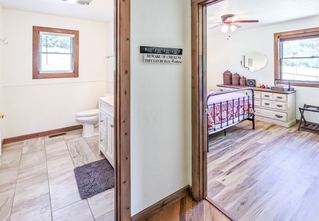 House in Mountain View - John Thomas Farmhouse ~ secluded valley + creek House in Mountain View - John Thomas Farmhouse ~ secluded valley + creek