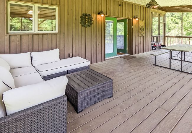 House in Mountain View - John Thomas Farmhouse ~ secluded valley + creek House in Mountain View - John Thomas Farmhouse ~ secluded valley + creek