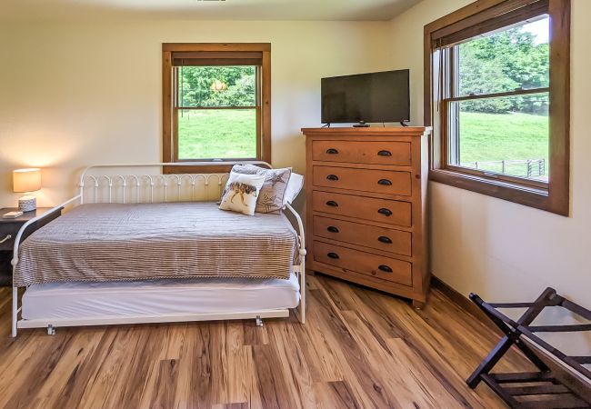 House in Mountain View - John Thomas Farmhouse ~ secluded valley + creek House in Mountain View - John Thomas Farmhouse ~ secluded valley + creek