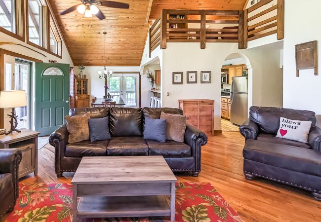 House in Mountain View - John Thomas Farmhouse ~ secluded valley + creek House in Mountain View - John Thomas Farmhouse ~ secluded valley + creek