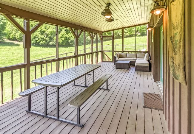 House in Mountain View - John Thomas Farmhouse ~ secluded valley + creek House in Mountain View - John Thomas Farmhouse ~ secluded valley + creek