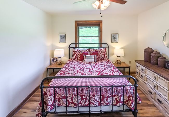 House in Mountain View - John Thomas Farmhouse ~ secluded valley + creek House in Mountain View - John Thomas Farmhouse ~ secluded valley + creek