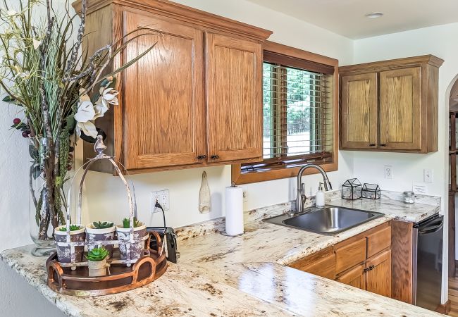 House in Mountain View - John Thomas Farmhouse ~ secluded valley + creek House in Mountain View - John Thomas Farmhouse ~ secluded valley + creek