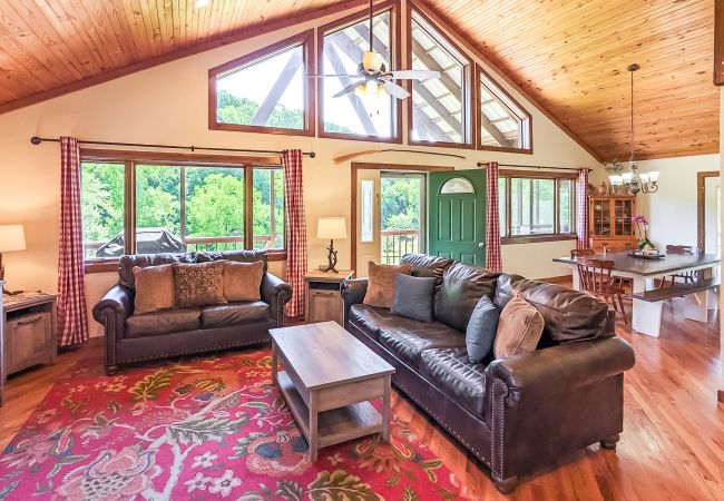 House in Mountain View - John Thomas Farmhouse ~ secluded valley + creek House in Mountain View - John Thomas Farmhouse ~ secluded valley + creek