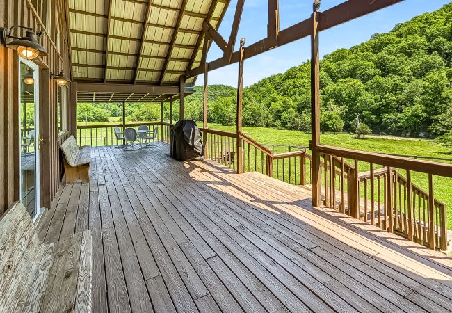 House in Mountain View - John Thomas Farmhouse ~ secluded valley + creek House in Mountain View - John Thomas Farmhouse ~ secluded valley + creek