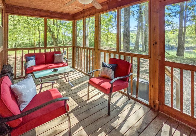 House in Calico Rock - Trail's End River Cabin ~ remote with fiber wifi