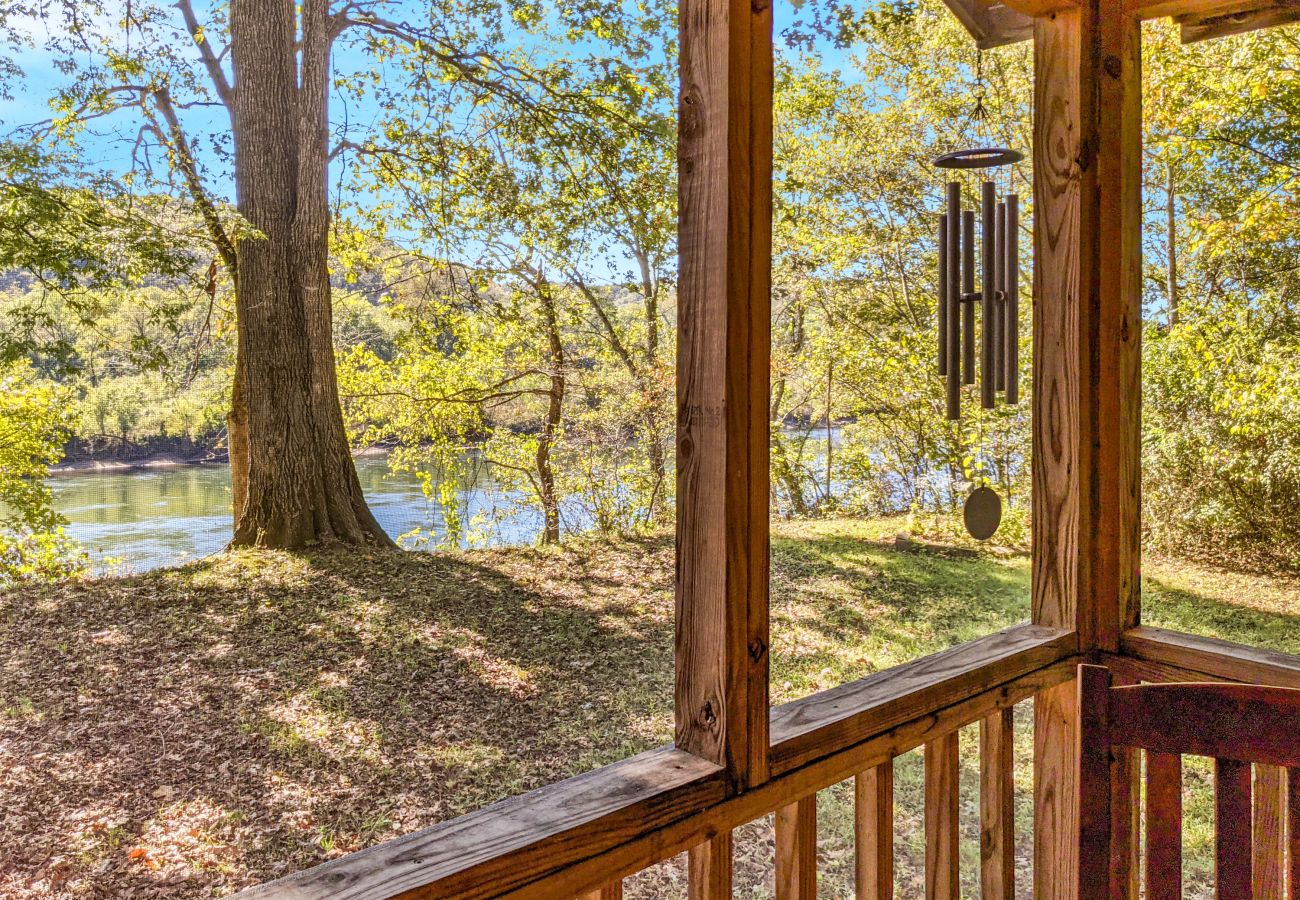 House in Calico Rock - Trail's End River Cabin ~ remote with fiber wifi