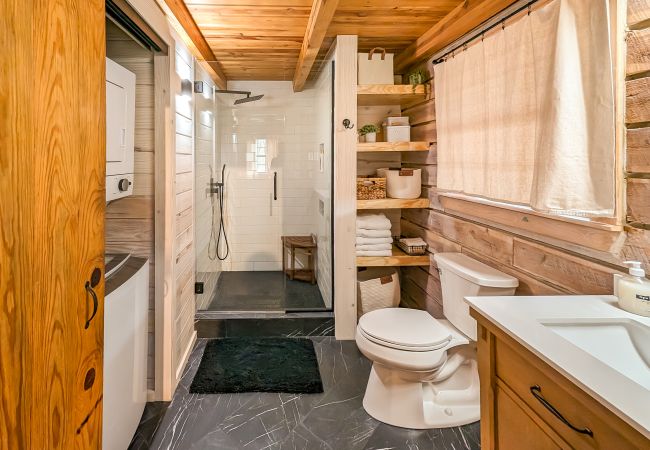 House in Mountain View - Lagniappe Cabin ~ newly renovated bathroom