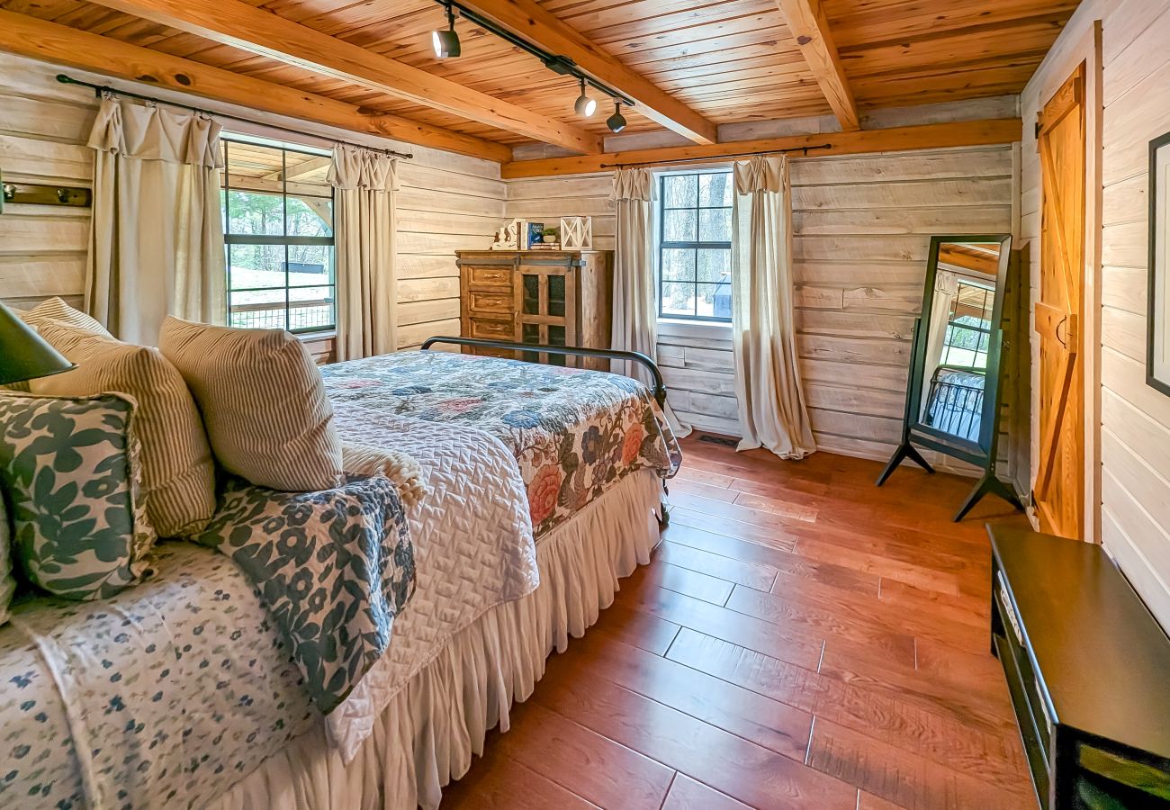 House in Mountain View - Lagniappe Cabin ~ total wooded privacy on 25 acres