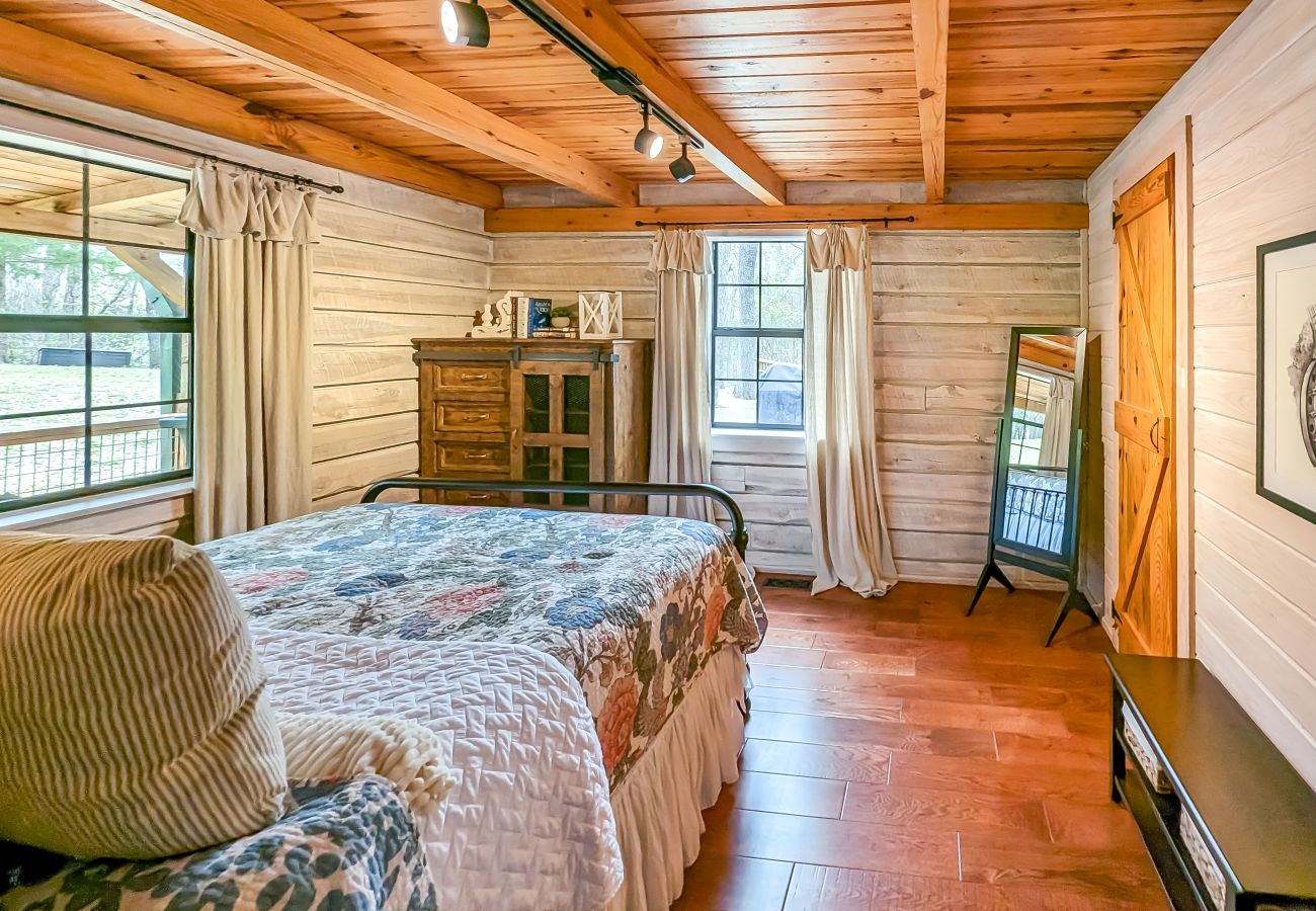 House in Mountain View - Lagniappe Cabin ~ total wooded privacy on 25 acres