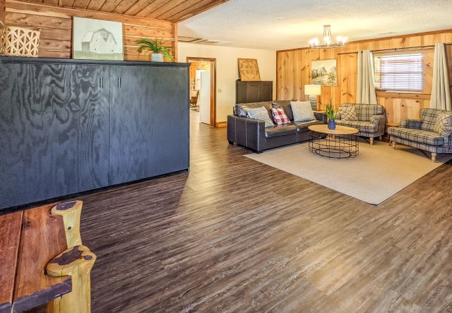 House in Mountain View - The Lower Deck on Riverview House in Mountain View - The Lower Deck on Riverview