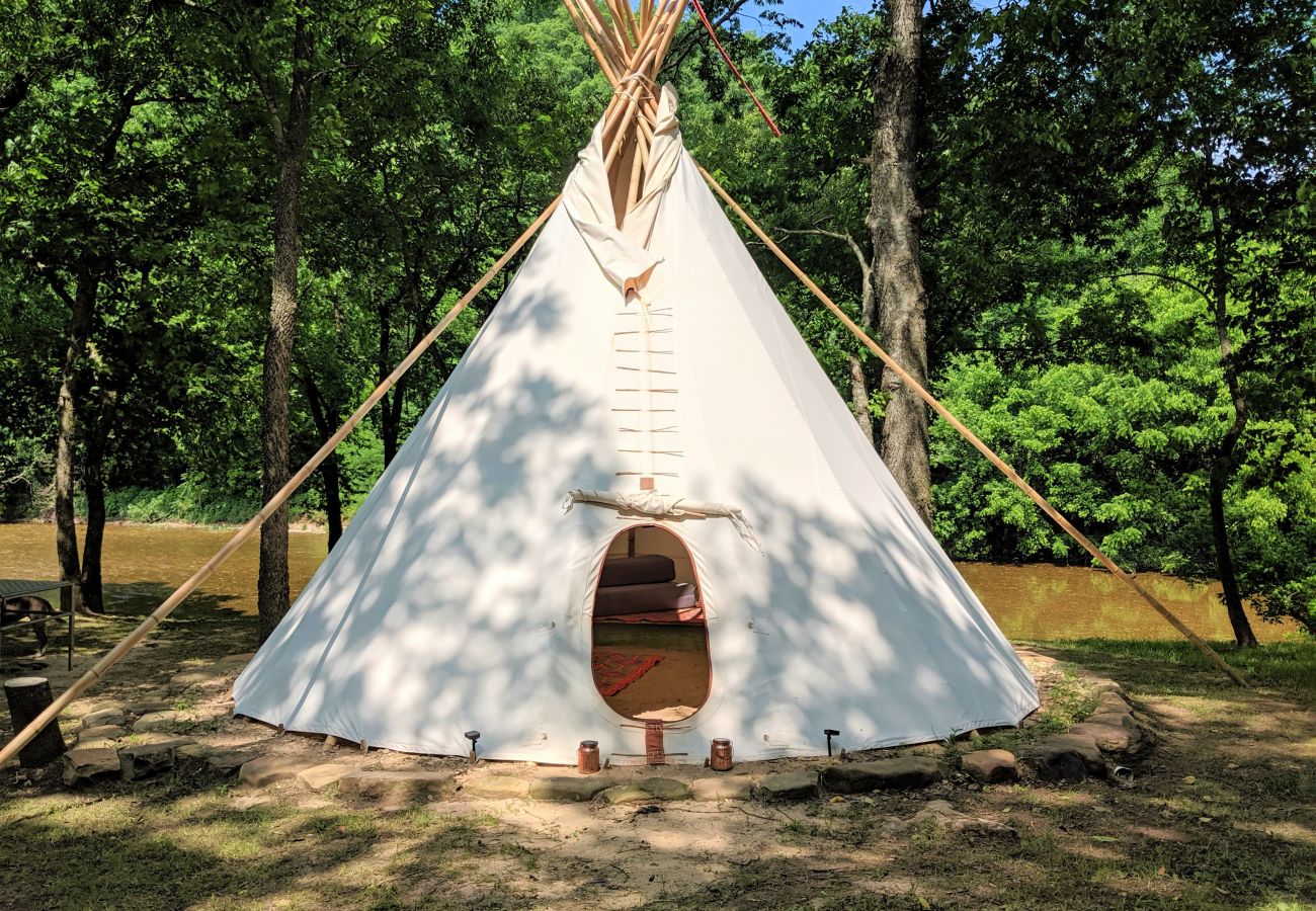 Farm stay in Mountain View - Tipi ~ on Sylamore Creek