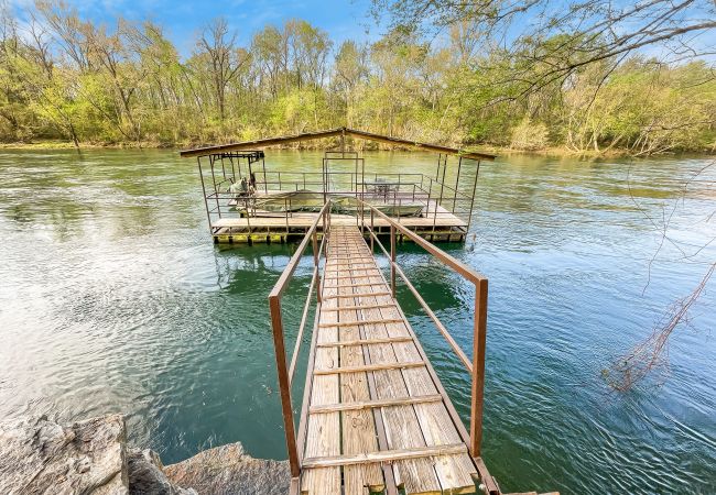 Cabin in Heber Springs - Camp Chinkapin ~ total privacy w/ dock on Little Red River