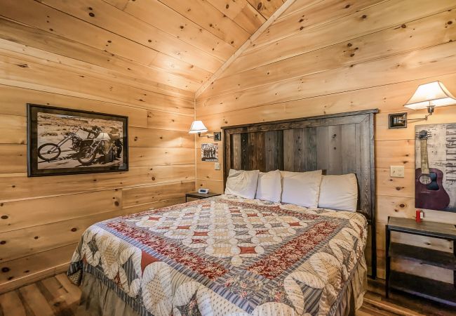 Cabin in Mountain View - #74 Pinewood Cabin: Hog Holler Cabin in Mountain View - #74 Pinewood Cabin: Hog Holler