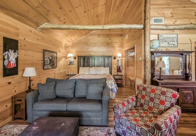 Cabin in Mountain View - #74 Pinewood Cabin: Hog Holler Cabin in Mountain View - #74 Pinewood Cabin: Hog Holler