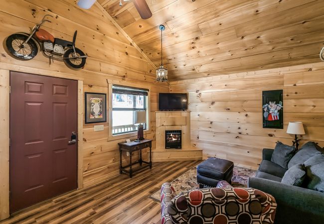 Cabin in Mountain View - #74 Pinewood Cabin: Hog Holler Cabin in Mountain View - #74 Pinewood Cabin: Hog Holler